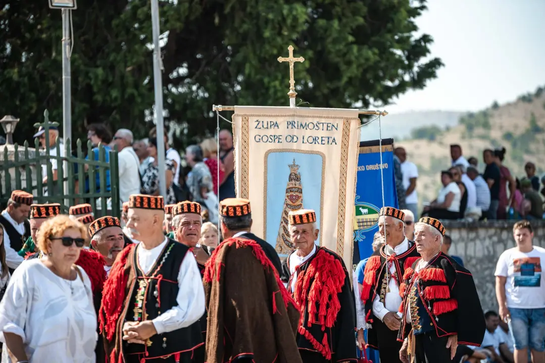 Na štandovima u Vrpolju janjetine nema, ali zato je red preko ceste: 'Tko ima u džepu, taj će i pojesti'