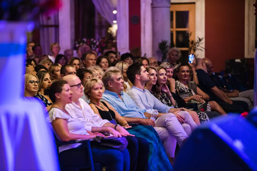 Prva večer Šansona prošla u znaku Vice Vukova: Idealan ambijent za legendarne pjesme šibenskog slavuja