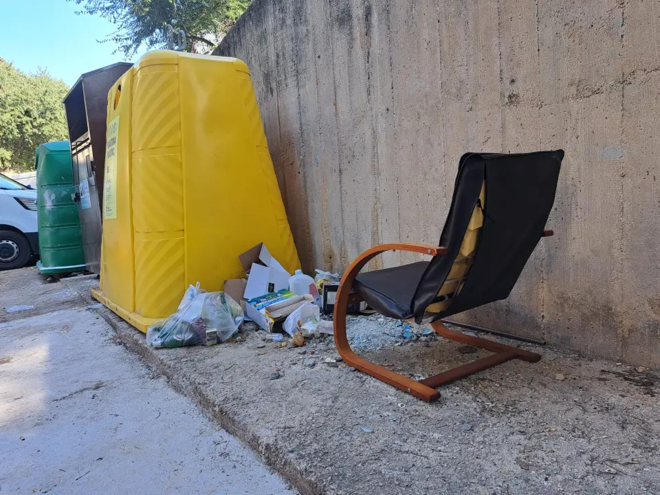 Novi dan, novo smeće, novi razvaljeni kontejneri: ‘Navikla sam da je kvart gadan, neka onda bude jeftin’