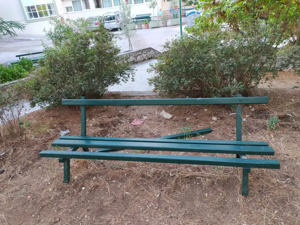 'Ispred Cvjetnog doma doslovno je javni zahod, bacaju od uložaka do četki za WC'