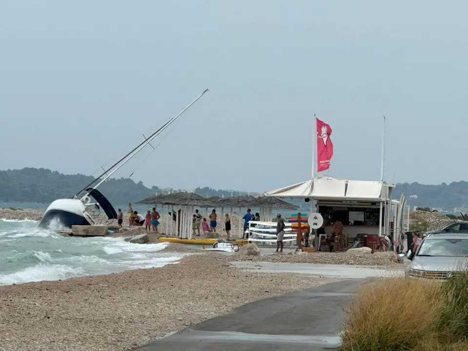 Puklo sidro: Jako jugo nasukalo jedrilicu na Jadriji
