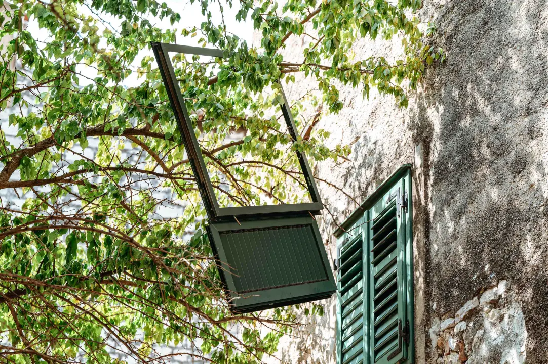 Jugo bacilo grilju na terasu restorana na Gorici, štok vatrogasci skinuli sa stabla
