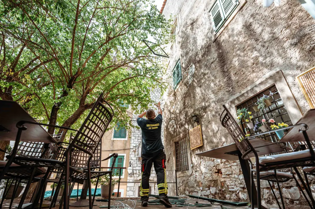 Jugo bacilo grilju na terasu restorana na Gorici, štok vatrogasci skinuli sa stabla