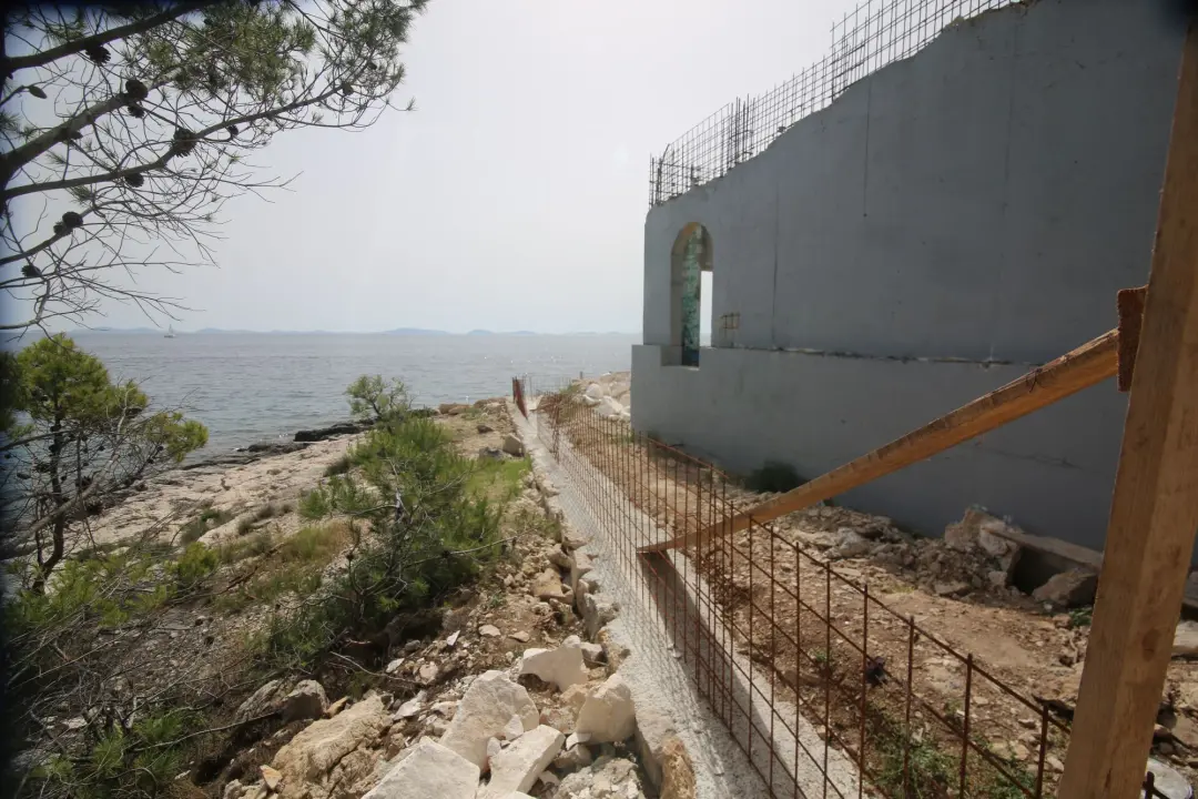 Fantomski kamp na Punti Čigrađe u Murteru nema uporabne dozvole ni WC-a
