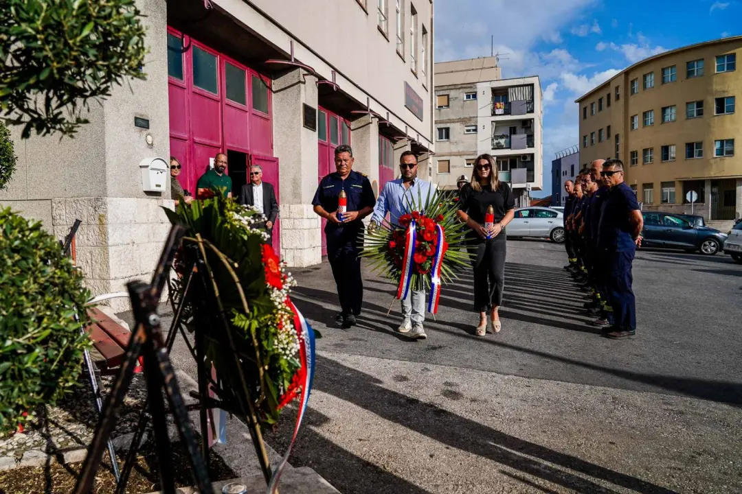 U Šibeniku položeni vijenci za poginule vatrogasce