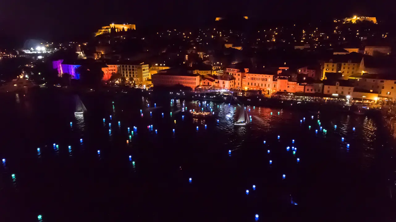 Svjetlosni i glazbeni spektakl: Večeras u Šibeniku 4 tenora, vatromet, instalacije...