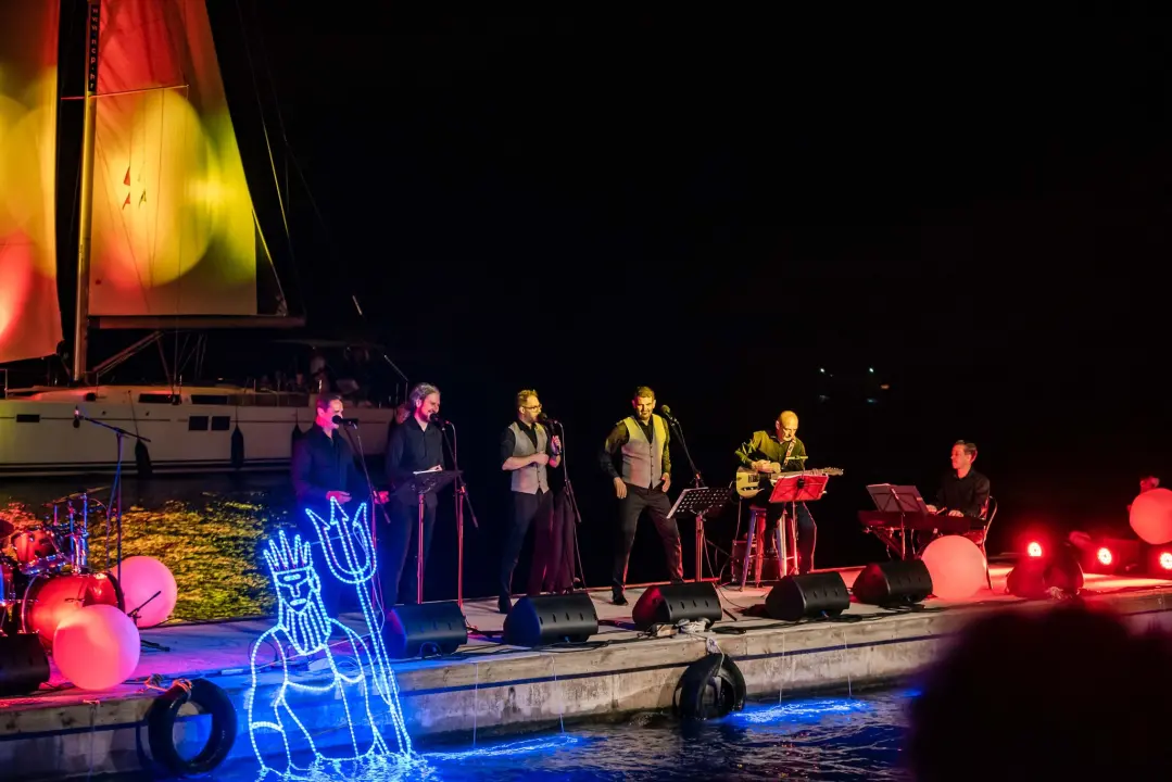 'Light is Life' upozorio na iskorištavanje planeta Zemlje: Šibenik obojan u crveno, a 4 tenora dali glazbeni doprinos