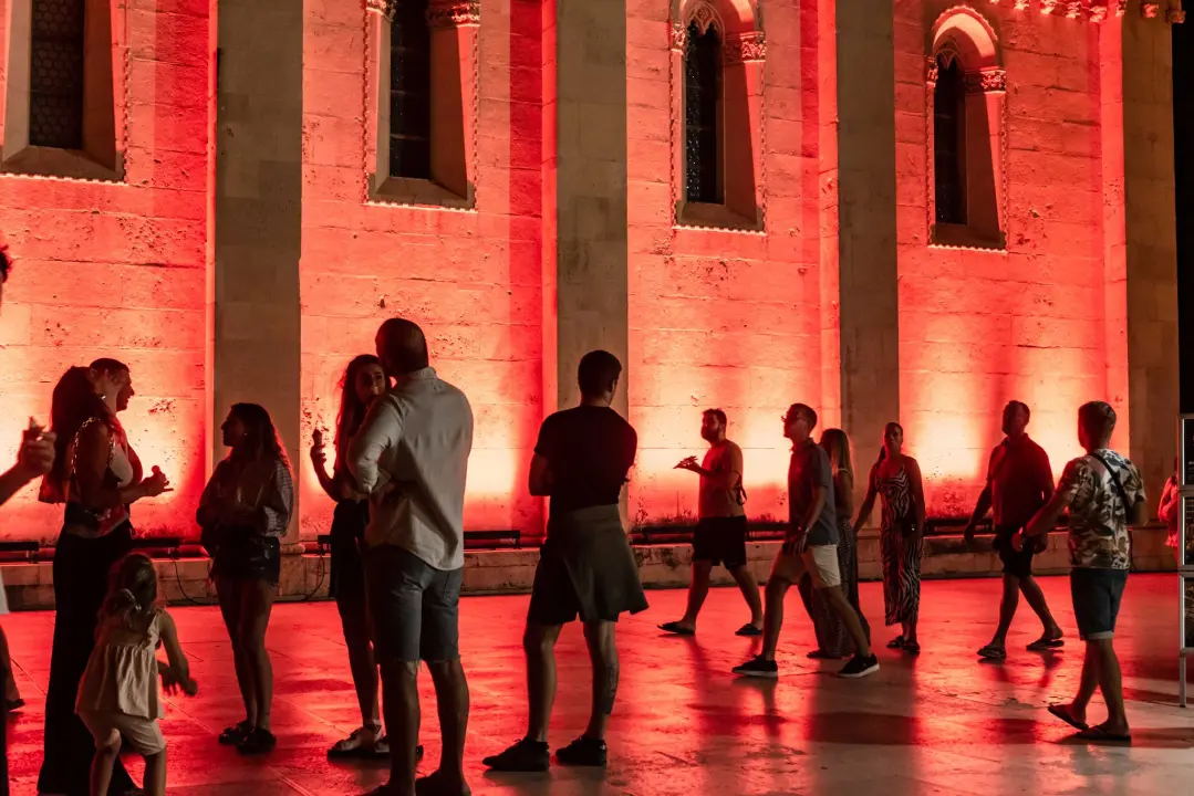 'Light is Life' upozorio na iskorištavanje planeta Zemlje: Šibenik obojan u crveno, a 4 tenora dali glazbeni doprinos