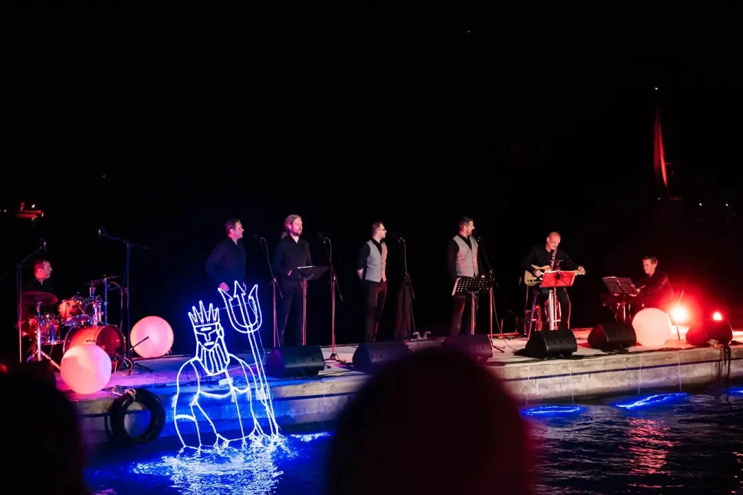 'Light is Life' upozorio na iskorištavanje planeta Zemlje: Šibenik obojan u crveno, a 4 tenora dali glazbeni doprinos