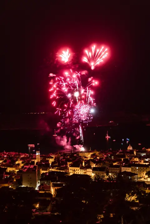 'Light is Life' upozorio na iskorištavanje planeta Zemlje: Šibenik obojan u crveno, a 4 tenora dali glazbeni doprinos