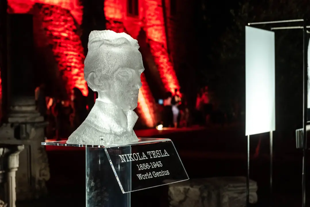 'Light is Life' upozorio na iskorištavanje planeta Zemlje: Šibenik obojan u crveno, a 4 tenora dali glazbeni doprinos