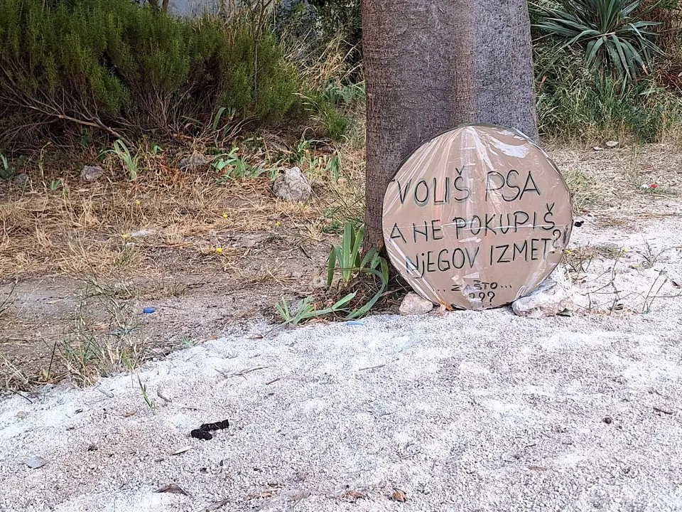 Na Krvavicama postavili znak u kojem prozivaju vlasnike pasa: 'Zašto ne pokupite za njima?'