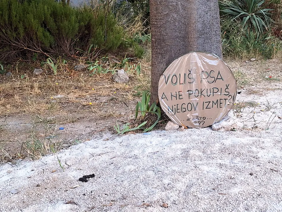 Na Krvavicama postavili znak u kojem prozivaju vlasnike pasa: 'Zašto ne pokupite za njima?'