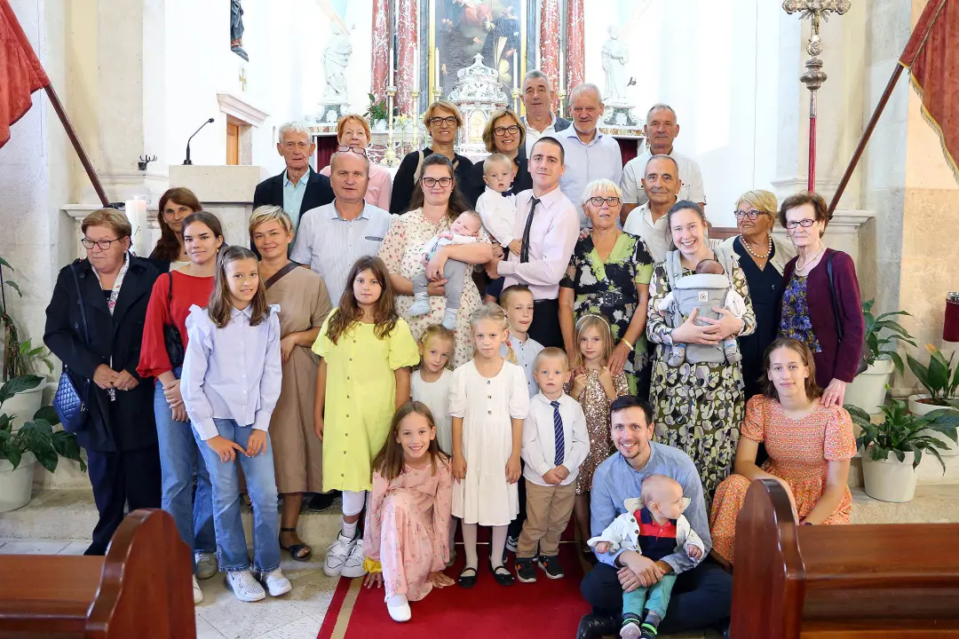 U Betini kršteno peto dijete obitelji Škevin: 'Ovo je poticaj za župnu zajednicu'