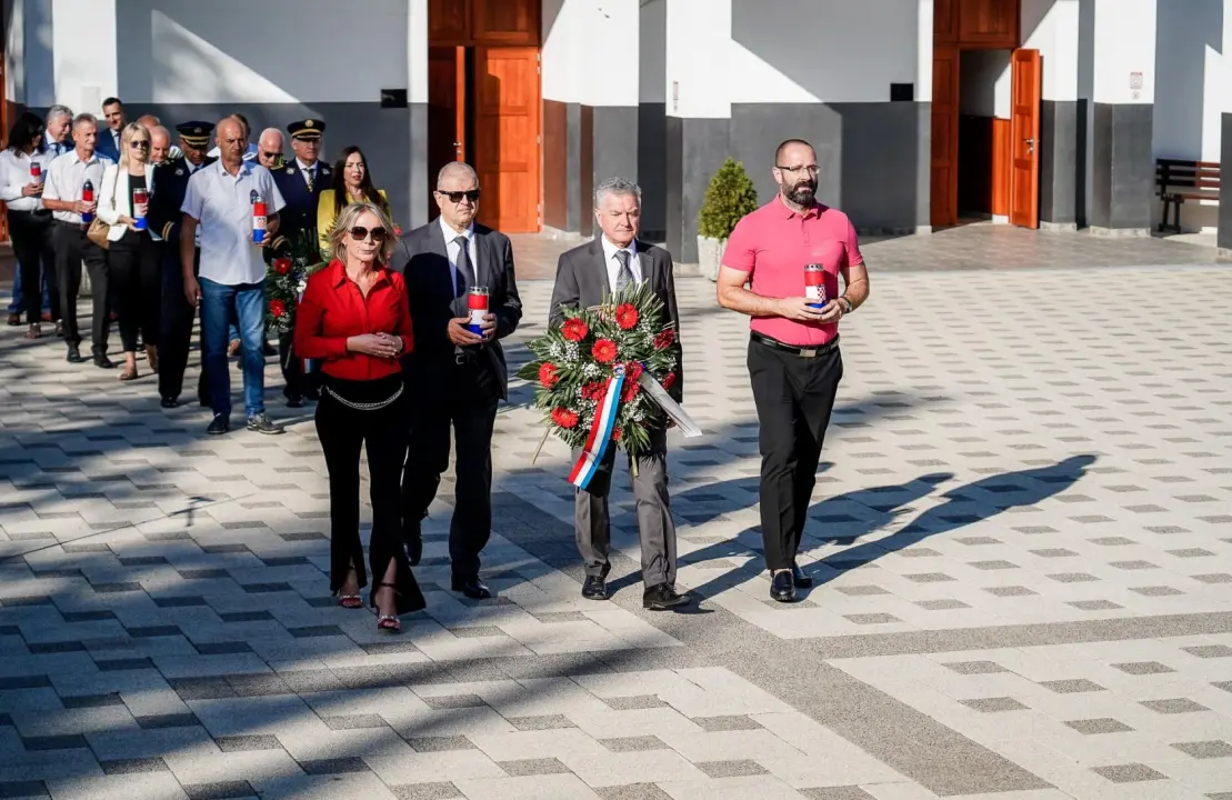 Kod Središnjeg križa na Kvanju položeni vijenci i zapaljene svijeće u povodu sv. Mihovila