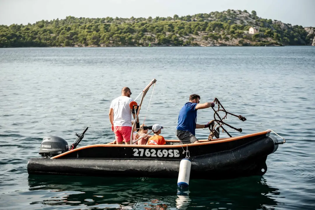 Jutros povodom Dana grada čišćeno podmorje šibenske rive: Među puno smeća pronađena pa deaktivirana ručna bomba