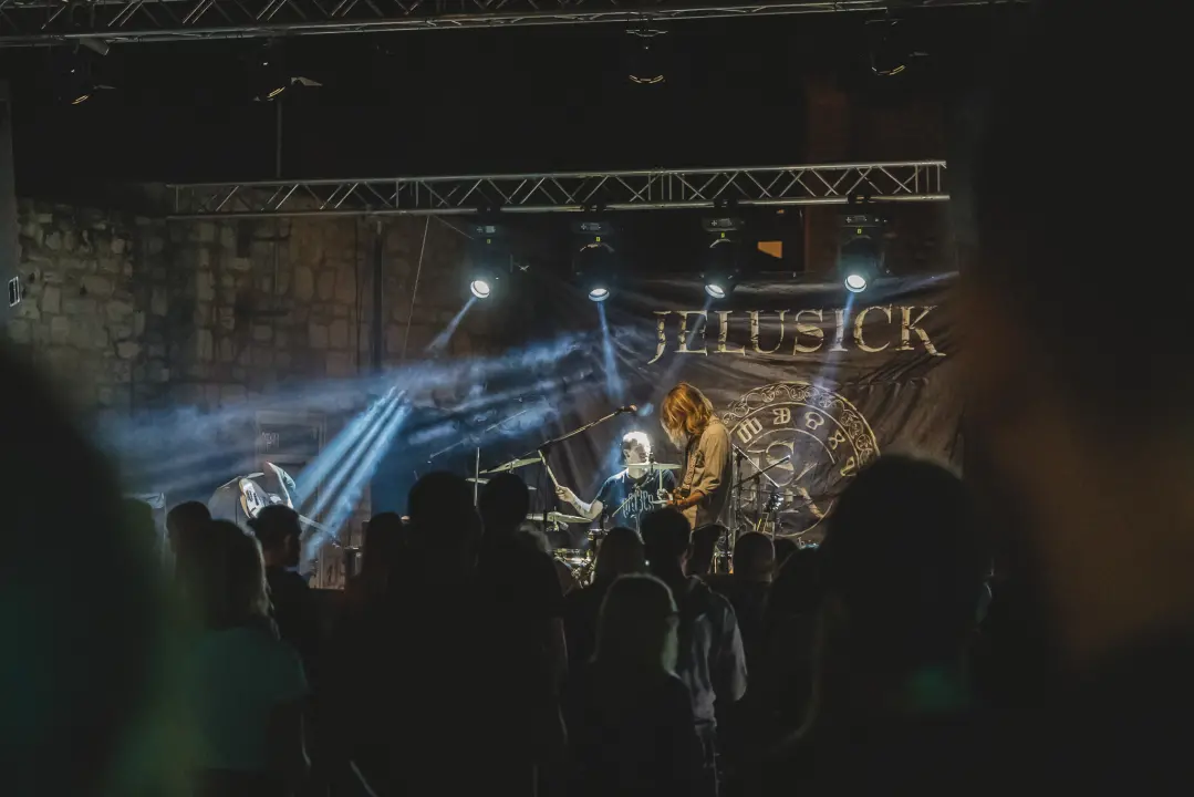 Dino Jelusić zatvorio ‘Bablje ljeto’ u Šibeniku, pogledajte atmosferu s koncerta