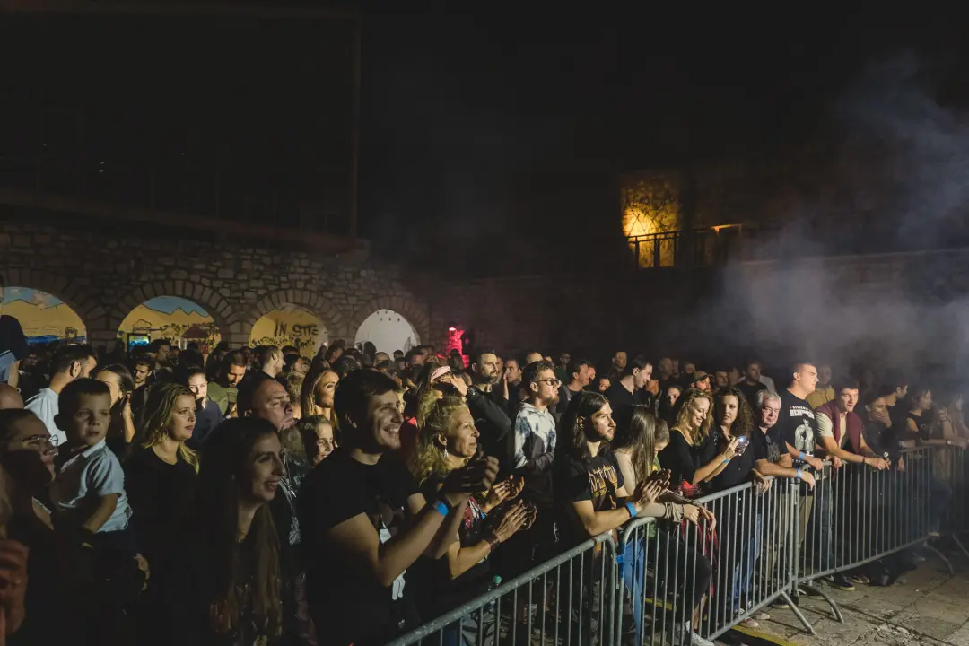 Dino Jelusić zatvorio ‘Bablje ljeto’ u Šibeniku, pogledajte atmosferu s koncerta