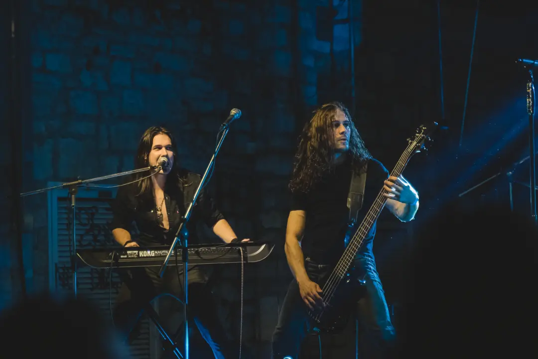 Dino Jelusić zatvorio ‘Bablje ljeto’ u Šibeniku, pogledajte atmosferu s koncerta