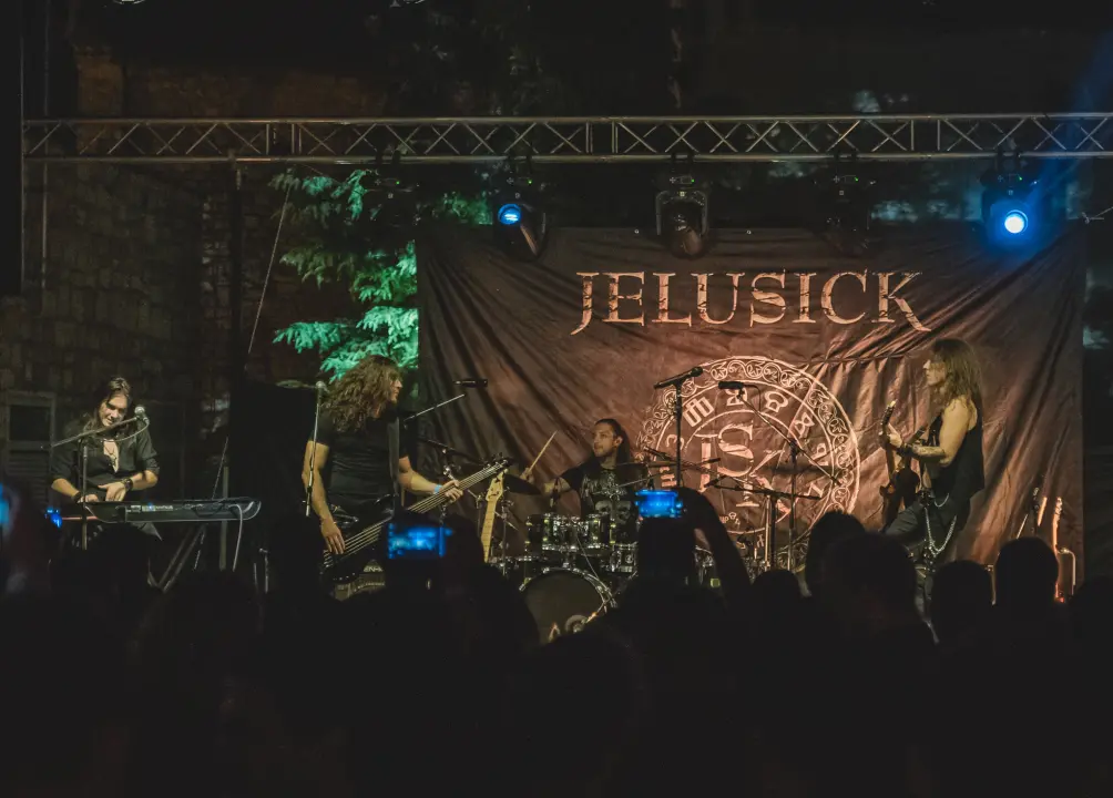 Dino Jelusić zatvorio ‘Bablje ljeto’ u Šibeniku, pogledajte atmosferu s koncerta
