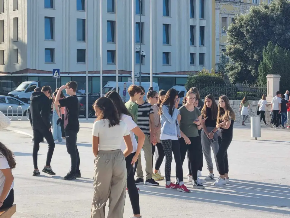 Šibenski gimnazijalci edukativnom šetnjom kroz grad obilježili Svjetski dan pješačenja 