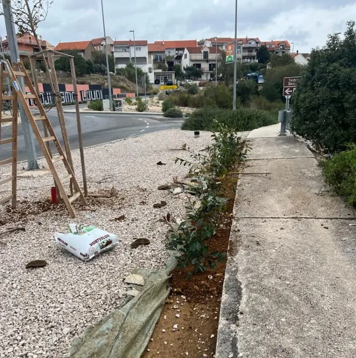 Zeleni grad uređuje kružni tok na Meterizama: Postavljen sustav navodnjavanja