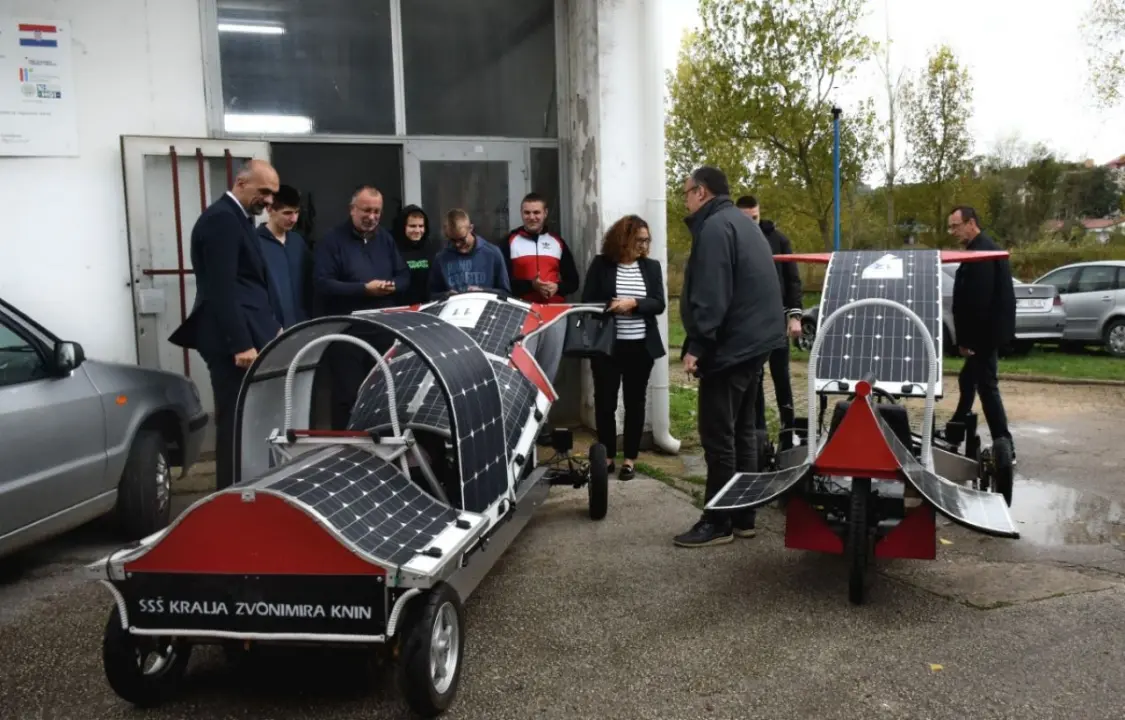 Jelić kod mladih inovatora iz Knina koji su solarnim automobilom osvojili prvo mjesto