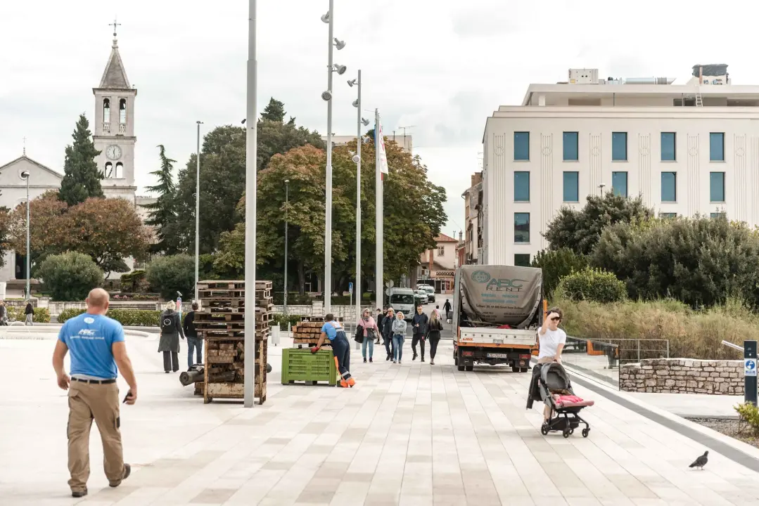 Postavlja se klizalište na šibenskoj Poljani, uskoro otvorenje 