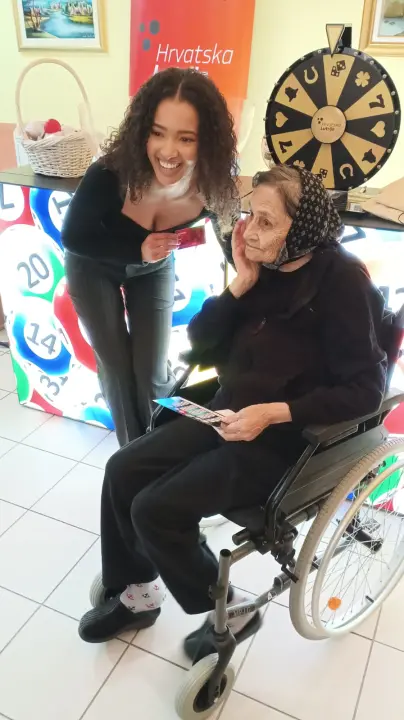 U kninskom Domu za starije organizirana tombola: 'Prvi put u svoje 93 godine sam osvojila nešto'