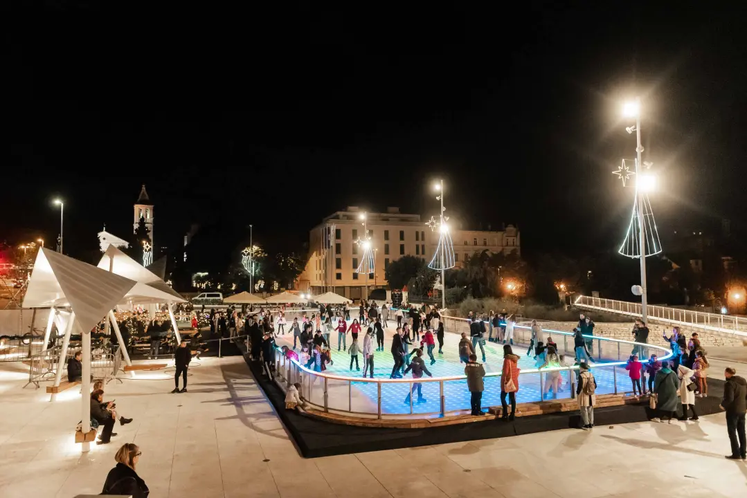 Šibenčani proklizali: Otvorena atraktivna ledena površina na Poljani 