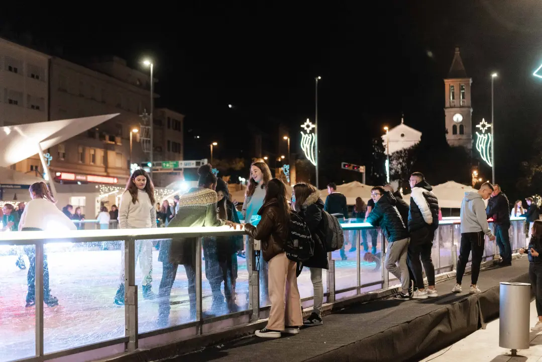 Šibenčani proklizali: Otvorena atraktivna ledena površina na Poljani 