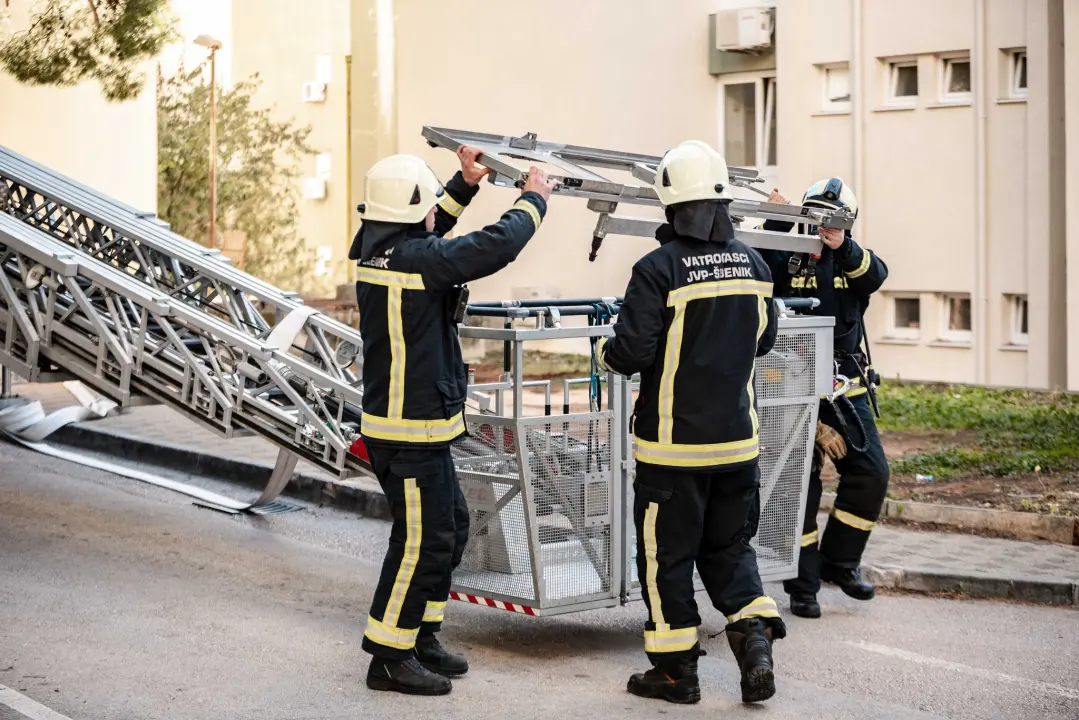 Živahno je bilo u Cvjetnom domu: 'Intervenirali' vatrogasci, HGSS-ovci, Crveni križ, policija… 