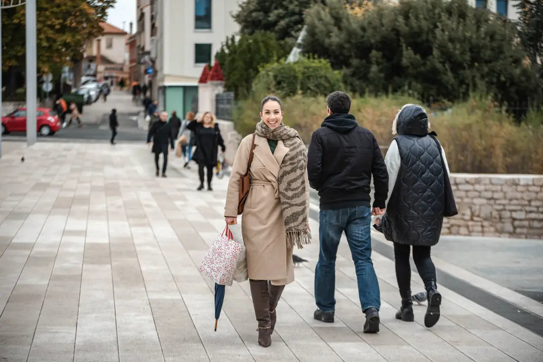 Kako biti trendi i po niskim temperaturama u Šibeniku znaju ove dame!