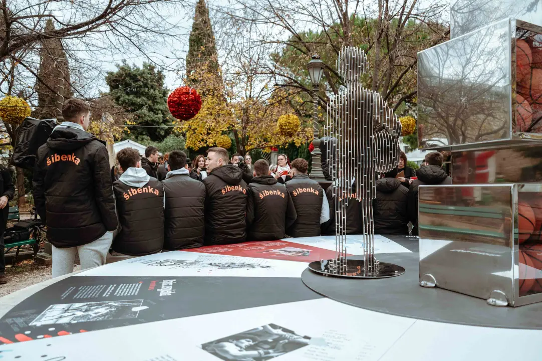 Umjetnička instalacija u spomen na Dražena Petrovića svečano otkrivena u đardinu