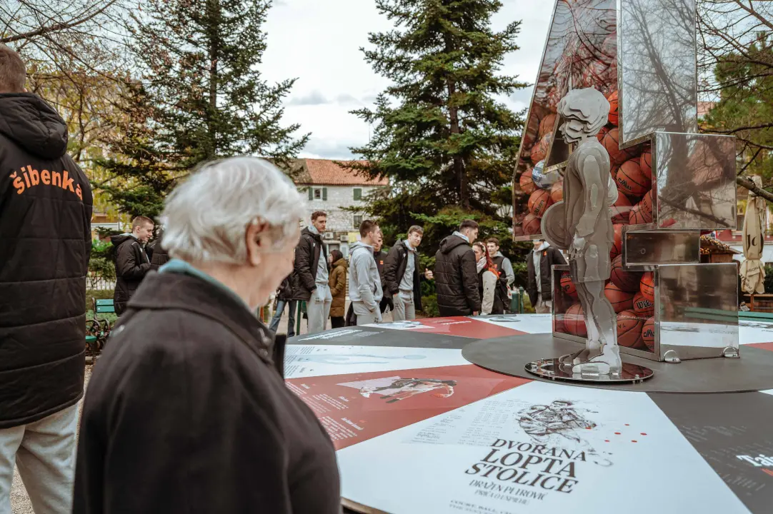 Umjetnička instalacija u spomen na Dražena Petrovića svečano otkrivena u đardinu