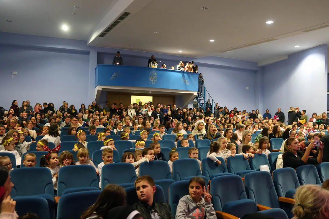U Katoličkoj školi održana priredba 'Osvijetlimo put do jaslica'