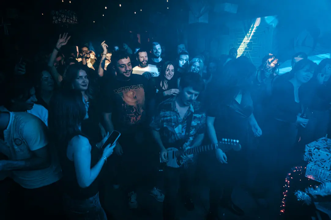 Svemirko sletio u Azimut i synth-pop hitovima rasplesao krcat podij