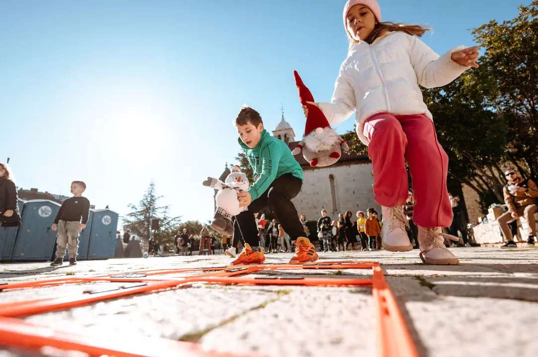 Na Outdoor Adventurici sport, zabavne igre i zanimljivi zadaci