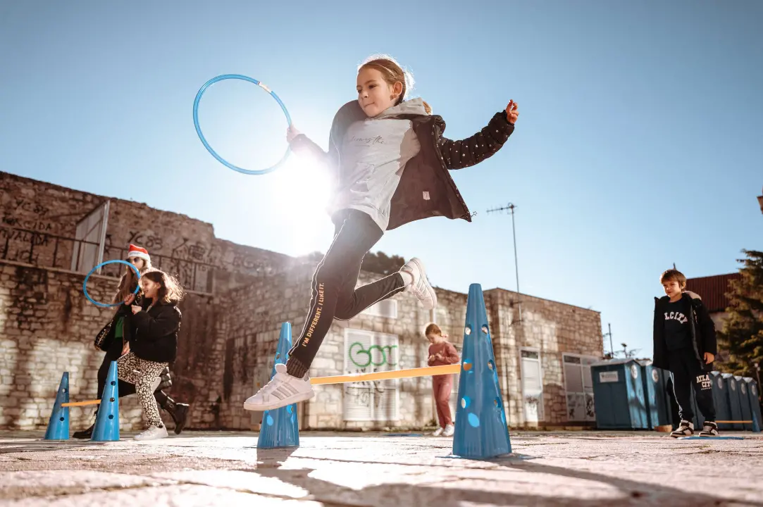 Na Outdoor Adventurici sport, zabavne igre i zanimljivi zadaci