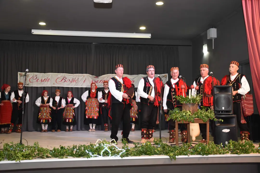 U Unešiću održan božićno-novogodišnji program 'Geni, geni kameni'