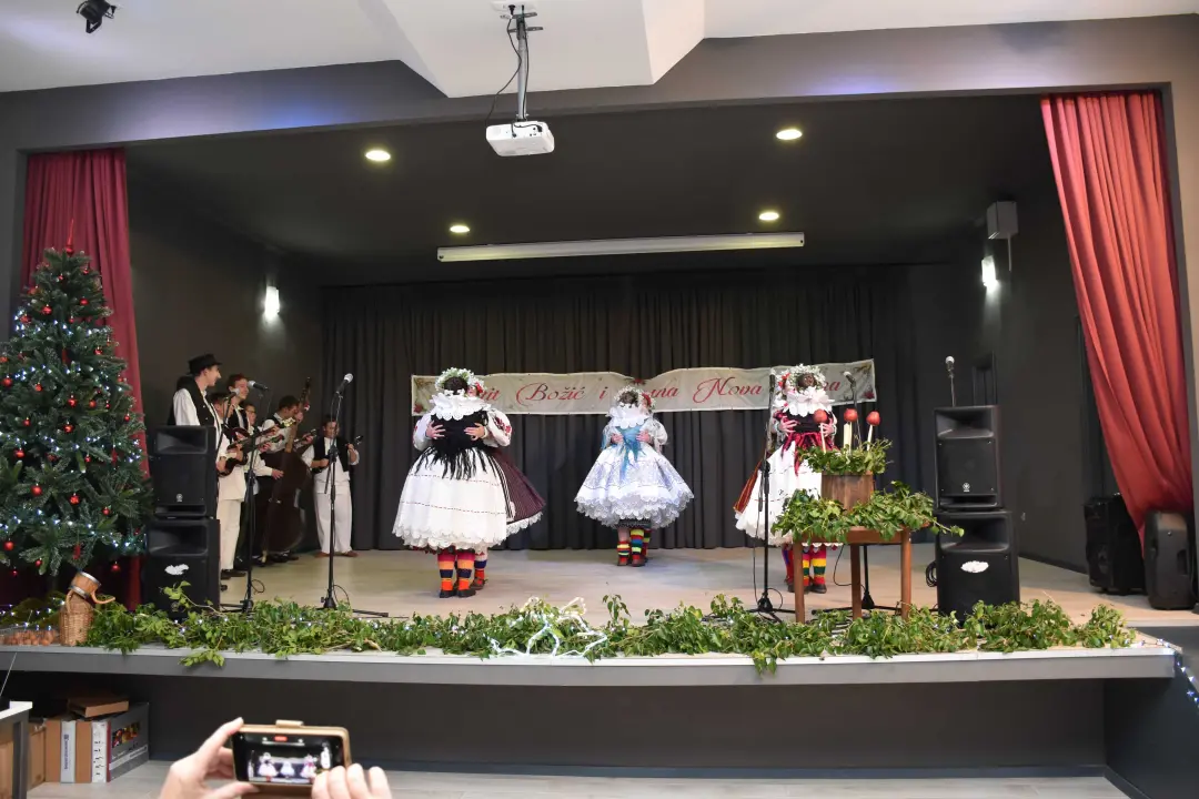 U Unešiću održan božićno-novogodišnji program 'Geni, geni kameni'