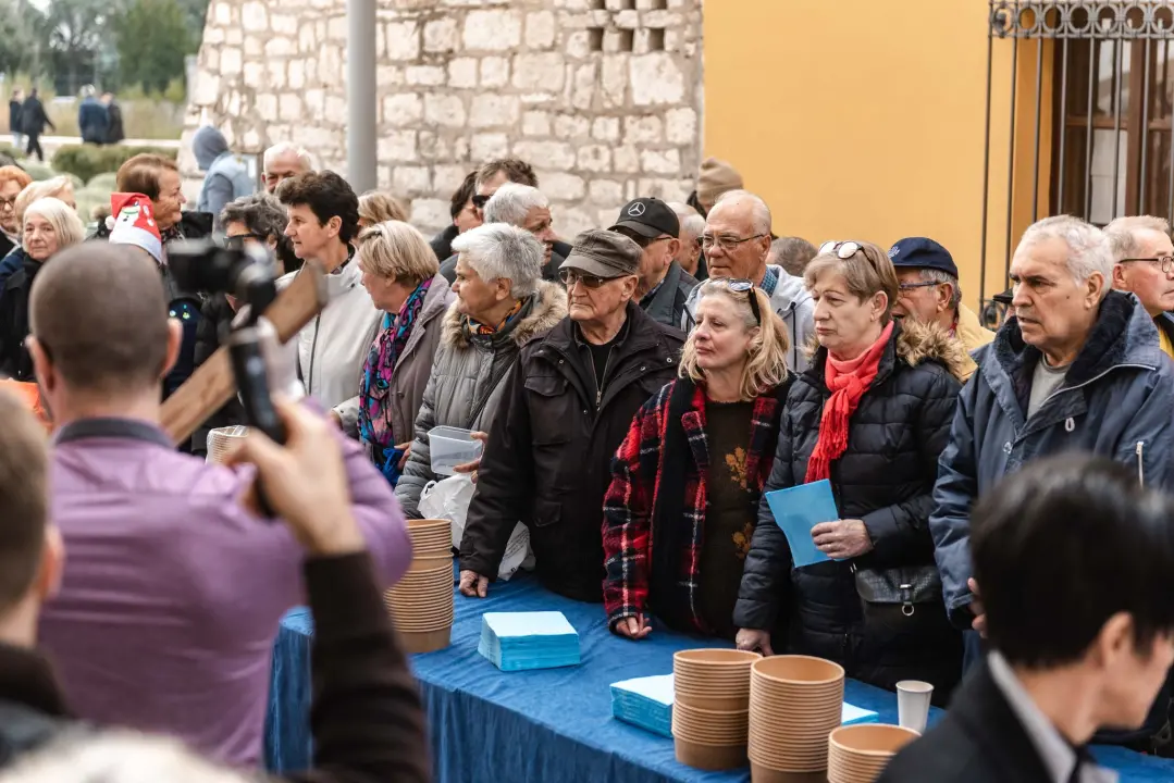 Kod kazališta podijeljeno tisuću porcija bakalara iz mega-teće: Ove godine nije bilo ni stampeda 
