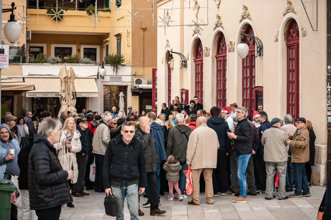 Kod kazališta podijeljeno tisuću porcija bakalara iz mega-teće: Ove godine nije bilo ni stampeda 