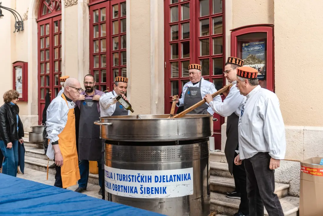 Kod kazališta podijeljeno tisuću porcija bakalara iz mega-teće: Ove godine nije bilo ni stampeda 