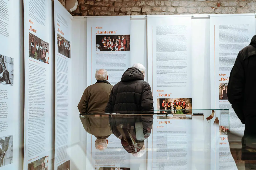  U Muzeju otvorena fenomenalna izložba ‘Važna je emocija, a ne note! Kazivanja o šibenskim klapama’