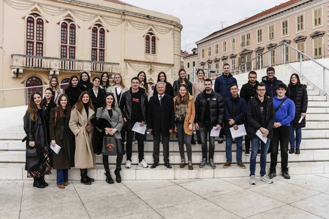 Šibenskim studentima dodijeljeni ugovori o stipendiranju: 'Želimo vam da se nakon studija većina vas vrati u Šibenik'