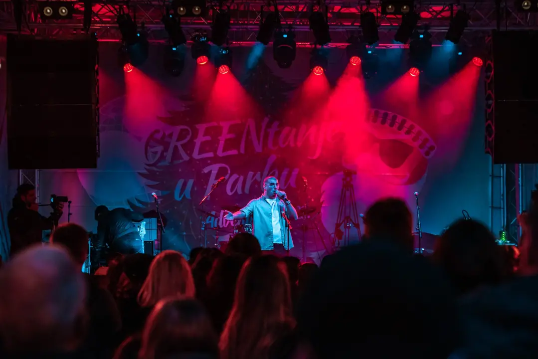 Šibenski srednjoškolski bendovi u maniri rock zvijezda napunili park