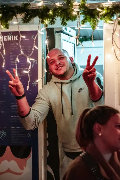 Šibenski srednjoškolski bendovi u maniri rock zvijezda napunili park