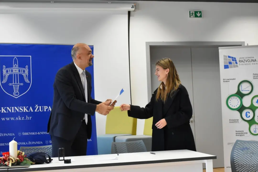 Župan potpisao ugovore s učenicima i studentima koji će primati županijske stipendije