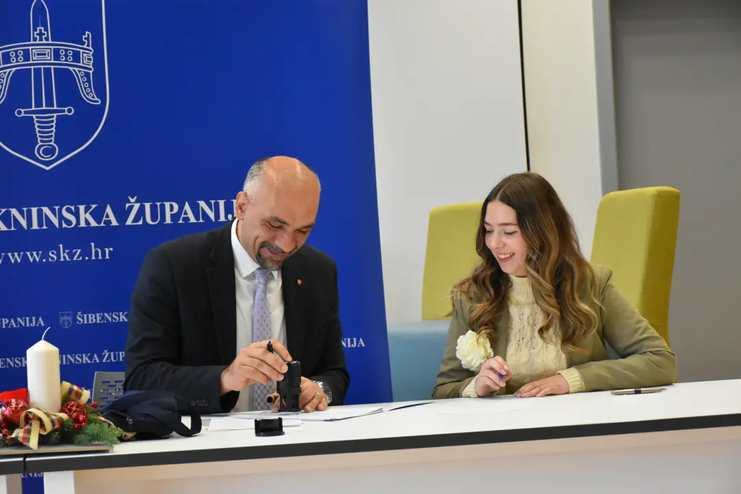 Župan potpisao ugovore s učenicima i studentima koji će primati županijske stipendije